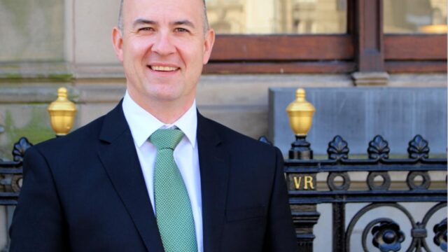 Andrew Rhodes, UK Kumar Komisyonu'ndan Ayrıldı