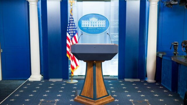 Бывший оператор Белого дома заработал более $107K на сделках с Трампом