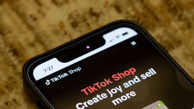 Продавцы спортивных сувениров подают в суд на TikTok и Fanatics